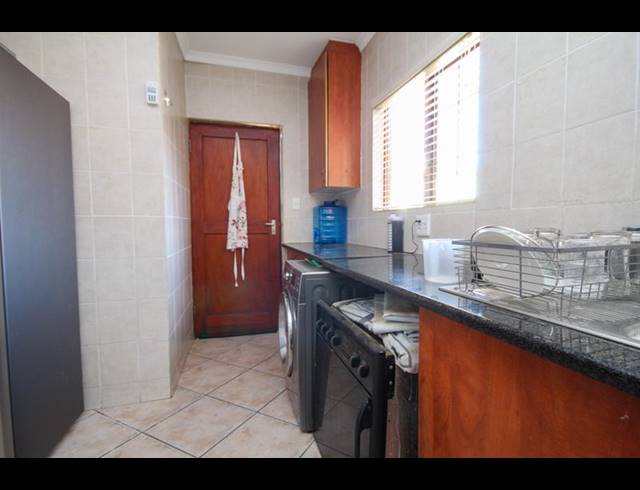 3 BEDROOM TOWNHOUSE FOR SALE IN THATCHFIELD